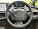 握りやすく操作しやすいステアリング。快適なドライビングポジションを実現し、長距離運転でも疲れにくい設計となっています。