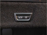【電動テールゲート】オートマアチックトランクリッドオペレーションが装備されています。両手が塞がっている時でも、スマートキーを身につけていればハンズフリーで開閉可能です。
