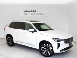 7シーターの新型XC90は、色あせることのない北欧デザイン、スムーズなハンドリング、直感的な操作性を実現した新開発のセンターディスプレイにより、エレガントな雰囲気と乗り味の快適性をさらに強化しました。