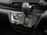 操作が簡単なシフトレバーですのでストレスなく運転が出来ますよ!