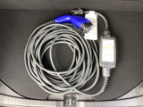 コンセント型の充電ケーブルがセットでついております。ご自宅で簡単に充電することが可能です。