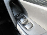 運転席ドアには各ウインドウの集中操作が可能となっています。
