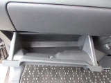 車検証ブックや小物などが収納できるスペースがあります。