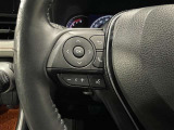 ステアリングスイッチ付きで、運転中に視線を前に向けたまま操作できます。