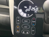 【オートエアコン】一度お好みの温度に設定すれば、車内の温度を検知し風量や温度を自動で調整。暑い&hellip;寒い&hellip;と何度もスイッチ操作をする必要はありません。快適な車内空間には必須の機能ですね♪