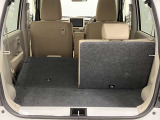 【シートアレンジ】後席は固定式のシートです。片方だけ倒す事で3人乗車で長い荷物が積めます。