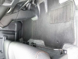助手席の背もたれを倒せば便利なスペースに♪車内での休憩や荷物を載せる際など、用途に合わせて活用できます!