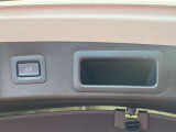 スイッチひとつでリアゲートの開閉が可能なパワーリフトゲートを装備!荷物で手が塞がっている時や小柄な方でも力を使わずスムーズに開閉できます。日常のお買い物から旅行まで利便性を高める快適な装備です。