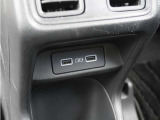 【USBチャージャー】リア席専用のエアコン吹き出し口やUSB充電口も装備されており、みんなで快適ドライブ