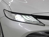 Bi‐Beam LEDヘッドランプは、3層に重なったLEDクリアランスランプで、横方向への広がりと奥行きのある高い質感を表現しています。