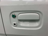 【リクエストスイッチ】スマートキーをポケットやカバンに入れた状態でドアの施錠、開錠ができます。