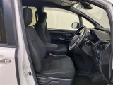 高いホールド性で運転姿勢が安定します。長距離ドライブでも疲れにくいのが魅力です。快適なドライビングライフをお送りください♪