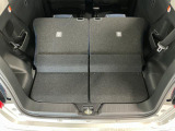 【ラゲージフロア】お客様に気持ち良く乗っていただけるよう、工具を使わず取り外せる部品は全て取り外し清掃しております。シート可動の場合は、シートを動かし裏側まで清掃を行っております。