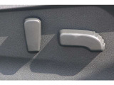 運転席は電動シートになります。スイッチ操作で座面及び背もたれの角度を調整できます。