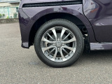 アルミホイール装備しています。カッコいいデザインで車に高級感が出ます。