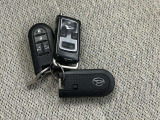 付いてて便利!とても人気の高い装備のスマートキーシステム。キーを携帯しているだけで、ドアロックの開閉並びにエンジンの始動が可能な装備です。