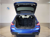 【トランクルーム】十分な容量を確保したトランクルーム。環境へ配慮したスペアタイヤ非搭載のBMW。その分、トランクスペースを有効活用できる様にしてあります。