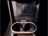 【置き型充電器】置き型充電に対応しております。お持ちの携帯電話が置き型充電器対応でしたら、充電コードの必要なく、すっきりとした車内のまま携帯の充電が可能です。