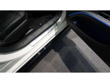 メルセデスジャパンが定めるサーティファイドカー(認定中古車)として登録を致しますので、納車時にはタイヤやバッテリー等も規定以下の数値であれば、整備代金を頂かず、無償で交換となります。ご安心下さい。