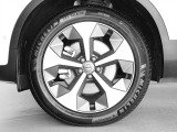 アルミホイールは19インチを装備 マットブラックとダイヤモンドカットシルバーのコントラストが特徴的なホイールです