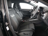 クオリティの高いシートを採用するのは、Audiのクルマづくりの哲学のひとつです。特に座り心地が重要です。体の大きなドイツ人が座っても頑丈な耐久性があります。。しかも肌触りも良く高級家具のようです。