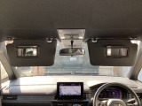 サンバイザーには、運転席、助手席ともに照明付きのバニティミラーが付いてます。女性には嬉しい装備ですね♪
