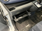 車検証入れになどにも使える便利な収納BOXあります。