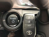エンジンスタートスイッチです。キーが車内にあれば、エンジンの始動や停止はスイッチを押すだけ!キーを取り出す手間を省き、ワンプッシュで操作できるので簡単でスムーズです。