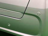 車の四隅にセンサーを施し死角になりやすい左右前後方向の障害物を感知することで、縦列駐車や車庫入れをサポートするコーナーセンサーが付いてます