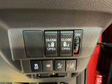 両側電動スライドドアは、どちら側からでも楽に乗り降り可能です。狭い駐車場や雨の日でも快適で、ファミリーカーとして特に重宝される装備です。