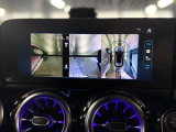 狭い駐車場や取り回しも余裕。360度カメラが車両周囲をリアルに映し出し、まるで上空から見ているかのような安心感とスムーズな操作性を実現します。