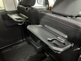 【格納式シートバックテーブル(運転席/助手席)】 物が落ちにくいふち高テーブルはタブレットが立てかけられ、お子さま用のマグカップや500mlの紙パックが入るカップホルダーも備えています