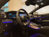 運転席に視線を向けると、丸い吹き出し口と室内の光が目を引きます。大型画面を中心に操作系をまとめたGT63Sのコックピット。昼と夜で変わる室内の雰囲気を想像しながらご覧ください。