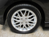 アルミホイール付きで足元もスタイリッシュに。
