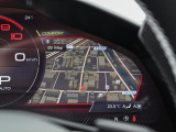 運転席のフル液晶ディスプレイにはレブカウンターのほか、ナビや車両状態を表示可能でございます。