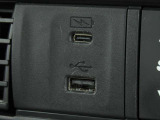 USBジャック搭載☆上部のType-C端子は急速充電に対応しているほか、下側は純正ナビと連動しているため、音楽再生も可能です♪