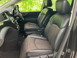 前席はシートの座面と背もたれに落ち着いた色合いを配し、運転席と助手席がゆったり並びます。視界を確保しやすい前方の窓と、手の届く範囲にまとまった空間が日々の移動を支えます。