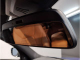 BMWではルームミラーの裏側にETCの車載器が内蔵されており、別途で車載器の購入必要なしで非常にスマート。皆様が驚かれるポイントのでもあります