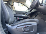 【メモリー機能付きパワーシート】運転手が代わってもボタン一つで設定ポジションに。常にご自身のドライブ設定が整います。