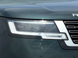 【ピクセルLEDヘッドライト】先進的な照明技術を用いたヘッドライトです。前方に車両や歩行者を検知すると、自動でロービームに切り替えるオートハイビームアシスト機能を備えています。