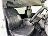 高いホールド性で運転姿勢が安定します。長距離ドライブでも疲れにくいのが魅力です。快適なドライビングライフをお送りください♪
