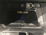 通信用USBポート/アクセサリーソケット。