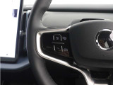 スポーク部には、さまざまな装備や機能を操作できるスイッチをスタイリッシュにレイアウト。一部の機能については、お好みに合わせてスイッチの割り当てをカスタマイズすることも可能です。