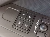 【メモリー機能】最大3名様まで、シートポジションを記憶していただきます。自分のポジションを素早く戻せるのはとても助かる機能ですね。