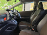 前席は座面と背もたれにゆったりと身体を預けられる形状で、運転席から助手席まで落ち着いた雰囲気です。前方や左右の窓から周囲を見渡しやすく、明るさも感じられる車内で快適にお過ごしいただけます。