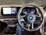 【ハンドル】ドライバーとBMW車の一体感がダイレクトに伝わるステアリングホイール。形状・太さへの拘りに加えて、操作性を高める為にスイッチ類も配置。クイックかつ安定のドライビングを体感下さい!