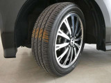 フロントタイヤの溝も十分に残っております。タイヤサイズは165/55R15となっております。
