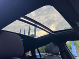 【サンルーフ】高級車のマストアイテムのガラス・サンルーフ。開放感のある室内空間を演出してくれます。