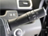 【オートライト】車外の明るさに応じて自動で点灯します。手動で点灯/消灯させることもできます。
