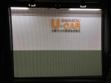 両側のスライドドアには、状況にあわせて装備しております格納式サンシェードで室内の暑さ対策やプライバシー保護に役立てていただけます。ご利用はカンタンでドアから引き出し引っかけてご利用ください。
